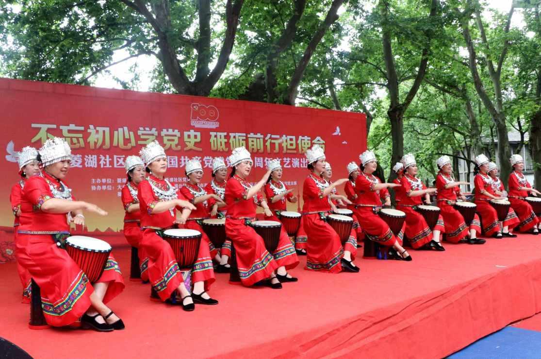 挥毫泼墨送春联 “棋”乐融融迎新春