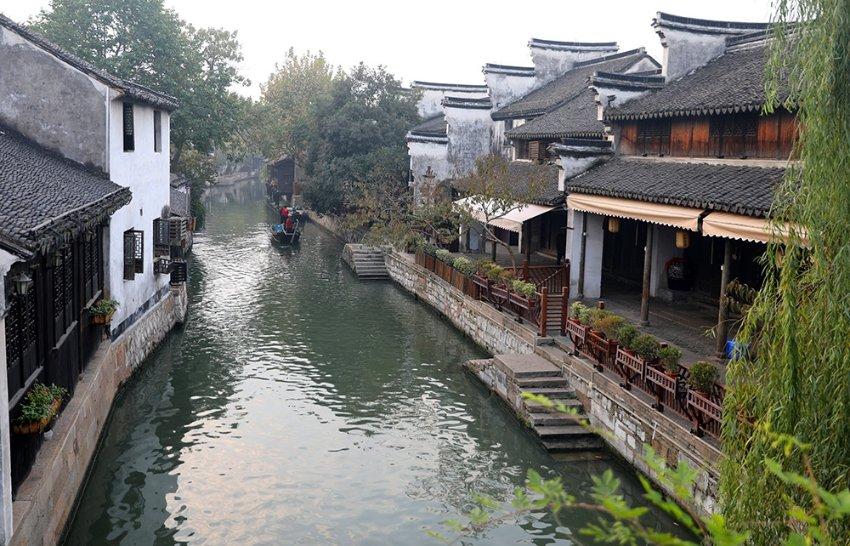 从下面这张长方形纸中剪下一个最大的正方形这个正方形的面积是多少平方米长10宽7？游戏画面