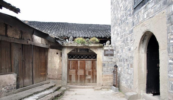 劳荣枝在KTV玩耍真实影像，和他人把酒言欢，但总感觉心事重重
